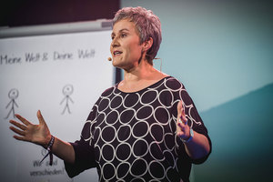 Sibylla Haas bei einem Vortrag